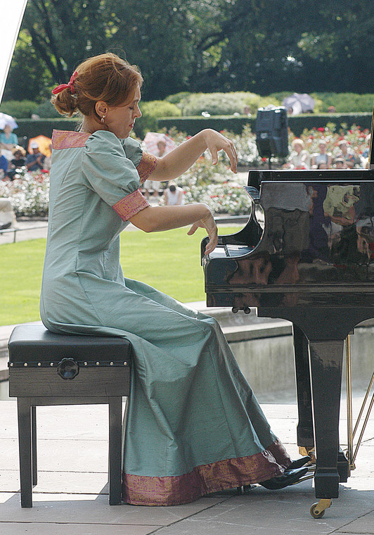 Monika Rosca przy fortepianie (2003)