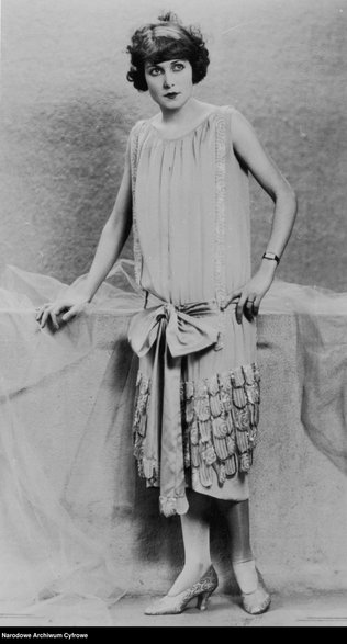Modelka prezentująca modę francuską, 1925, Narodowe Archiwum Cyfrowe