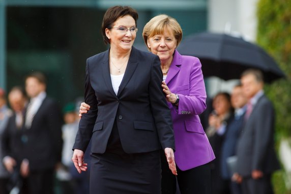 Spotkanie Angeli Merkel i Ewy Kopacz w Berlinie w 2014 r. Premier Polski wyraźnie zagubiła się na czerwonym dywanie. Merkel, wprawiona w dyplomatycznych bojach, "nakierowała" Kopacz na właściwą drogę