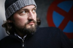 Olo Walicki z kontrabasem na Kaszubach