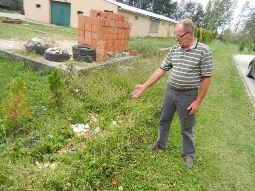 Nenad se žali na smeđe koje se baca sa farme blizu njegovog dvorišta