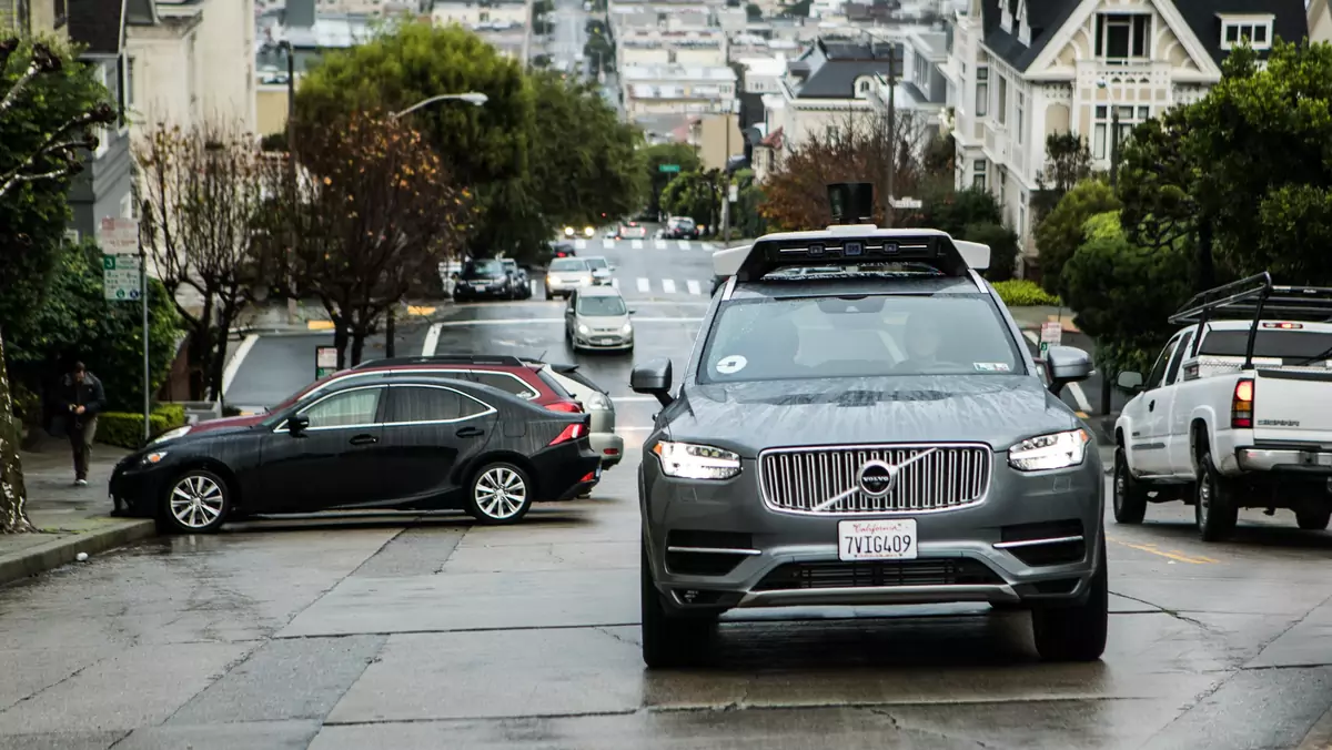 Uber zaliczył problemy w Kalifornii ze względu na brak pozwoleń na prowadzenie testów samochodów autonomicznych. Na zdjęciu Volvo XC90 z nowym systemem kamer Ubera.