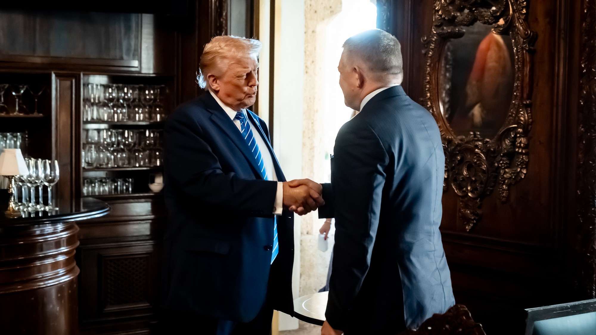 Predseda vlády Slovenskej republiky Robert Fico a Prezident Spojených štátov Donald Trump na stretnutí v súkromnom dome na Floride