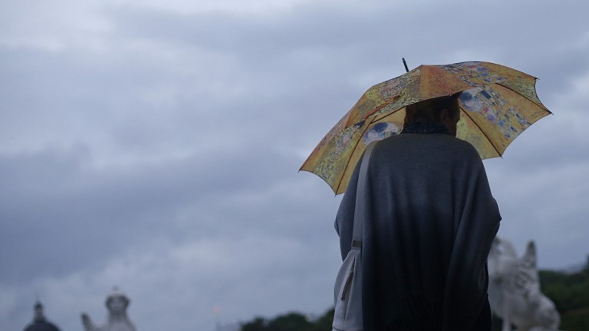 Podobnie jak w środę, także i dziś pogoda nie będzie nas rozpieszczać. Po kilku cieplejszych dniach nadszedł czas na ochłodzenie. Czwartek będzie dniem pochmurnym. Musimy także przygotować się na opady deszczu. Temperatura maksymalna sięgnie od 11 do 17 stopni Celsujsza. Jeszcze chłodniej będzie w górach - tam termometry mogą pokazać nawet zaledwie 6 stopni.