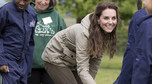 Księżna Kate Middleton karmi owce