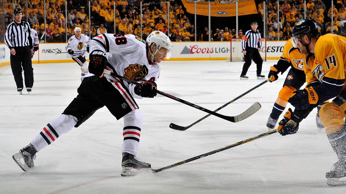 Chicago Blackhawks przegrali 2:6 z Nashville Predators i w serii do czterech zwycięstw jest remis 1-1. W meczu padła bardzo kontrowersyjna bramka zaliczona przez sędziowskie niedopatrzenie, w momencie jej strzelenia Czarne Jastrzębie miały na lodzie o jednego gracza za dużo.