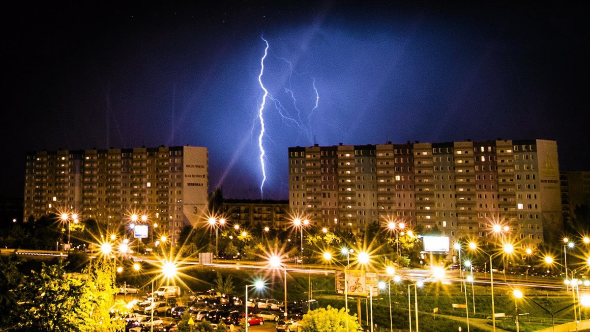 Zbliżający się weekend upłynie pod znakiem przelotnych opadów deszczu i burz z gradem. Jak informują synoptycy, niewykluczone jest również pojawienie się niszczycielskich trąb powietrznych.