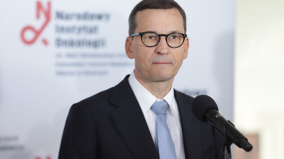 Mateusz Morawiecki przegrywa z biurokracją. Tym razem to nie wina Putina, a koleżanek i kolegów premiera z rządowych i parlamentarnych ław. Każdego dnia pierwszej połowy 2022 r. powstawało w Polsce średnio 119 stron ustaw i rozporządzeń. W sumie 14 487 stron. Na ich przeczytanie przeciętny człowiek potrzebowałby prawie 500 godzin. Gdyby robił to w pracy, musiałby poświęcić na lekturę połowę swojego czasu: codziennie po 3 godziny i 58 minut