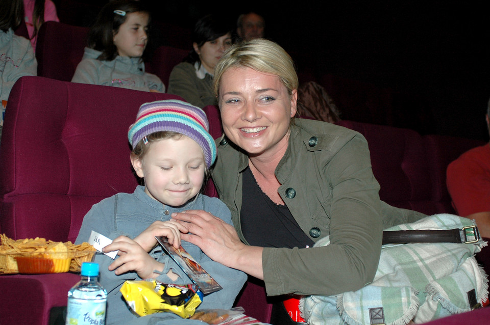 Małgorzata Ostrowska-Królikowska z córką (2006)