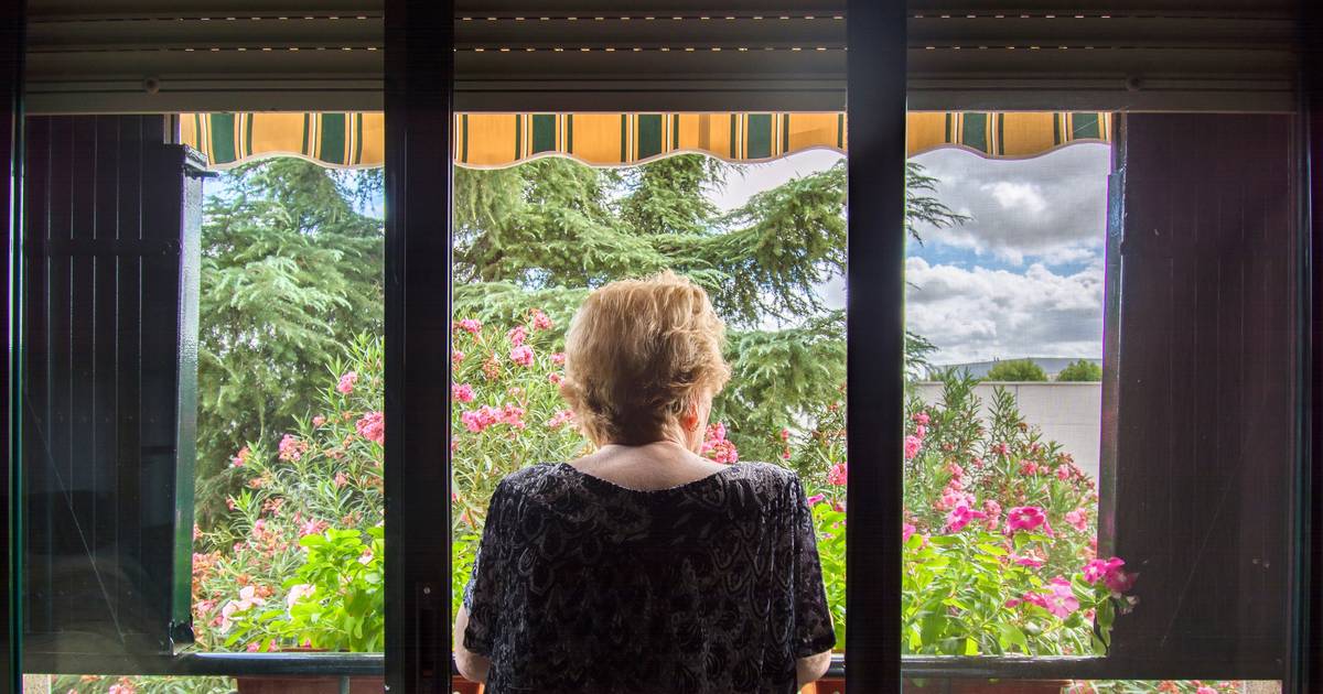 Internautka skarży się na wścibską sąsiadkę. "Gdy wychodzę na balkon, ona już tam jest"