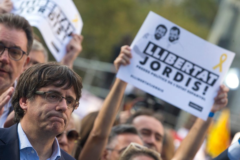 Protest w Barcelonie przeciwko planom Madrytu dot. ograniczenia autonomii Katalonii