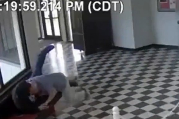 (VIDEO) SPREČEN MASAKR U ŠKOLI! Viktor uperio pištolj u đaka, a onda je iz učionice izleteo HRABRI DIREKTOR i oborio ga: Dramatične scene u Oklahomi