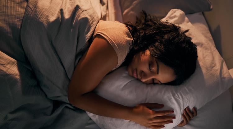 Ezek az alvási pozíciók segítenek a hátfájdalmadban. Fotó: Getty Images