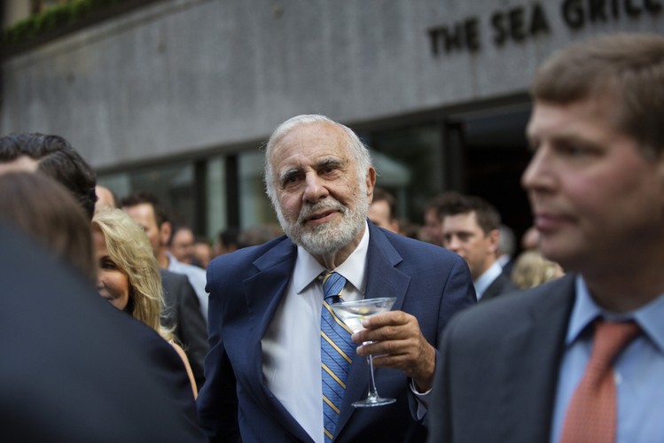 Carl Icahn jest amerykańskim inwestorem giełdowym, specjalizującym się w sektorze private equity. Ukończył studia na Princeton University. Jego majątek szacowany jest na około 24,5 mld dol., co czyni go jednym z 50 najbogatszych ludzi na świecie. Lwią część swojego bogactwa  zdobył dzięki wykupowi firm w latach 80. Prywatnie jest wielkim miłośnikiem gry w szachy.