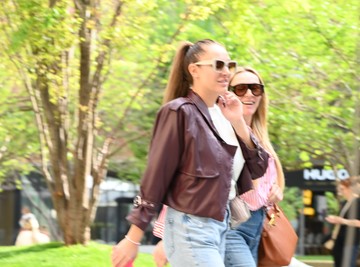 Luna sa majkom, obe bez trunke šminke, dok SRBIJA BRUJI O PEVAČICINOJ AFERI SA OŽENJENIM, ona šetka kao da je NIKO NE POZNAJE! (VIDEO)