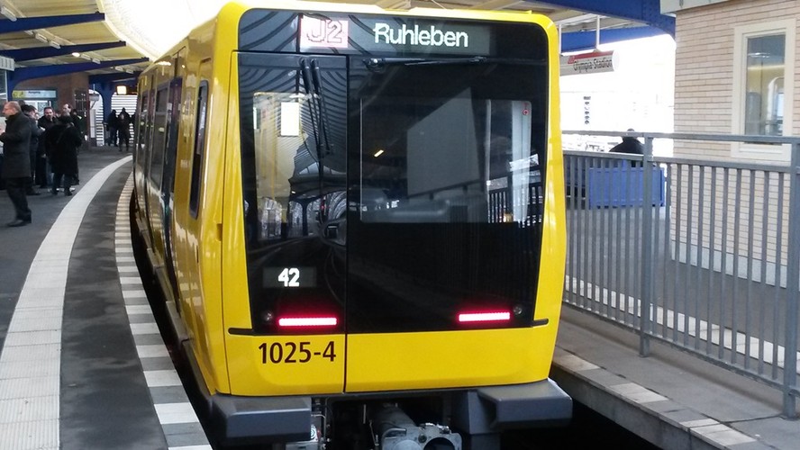 Nowy pociąg metra typu IK został wyprodukowany przez Stadlera dla berlińskiego operatora BVG.  Pociągi nawiązują wyglądem do starych wagonów berlińskiego metra A3L71, które zostały wyprodukowane w latach 70.  Po wdrożeniu do eksploatacji będą obsługiwały najstarsze linie U1, U2, U3 i U4, których pierwsze odcinki były otwierane na początku XX wieku (wszystkie spotykają się na stacji Nollendorfplatz). Na zdj. Skład typu IK na peronie metra