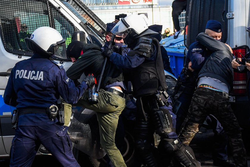 Protest przeciwko ograniczeniom związanym z koronawirusem