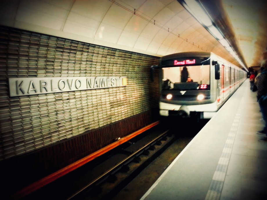 Historia metra w Pradze liczy 43 lata. Kolej podziemna w stolicy Czech liczy trzy linie (zieloną, żółtą i czerwoną) oraz 61 stacji - każda z nich ma inny kolor metalowych kafli lub płytek.  