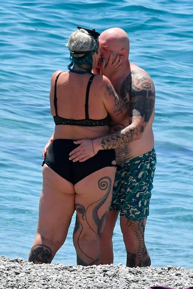 Glumac Darko Perić sa suprugom uživa na plaži u Italiji