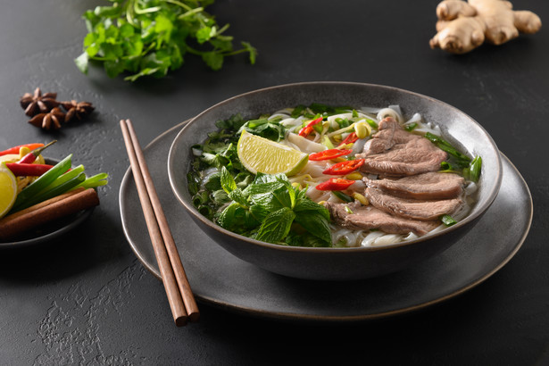 Zupa pho to sztandarowa potrawa kuchni wietnamskiej.
