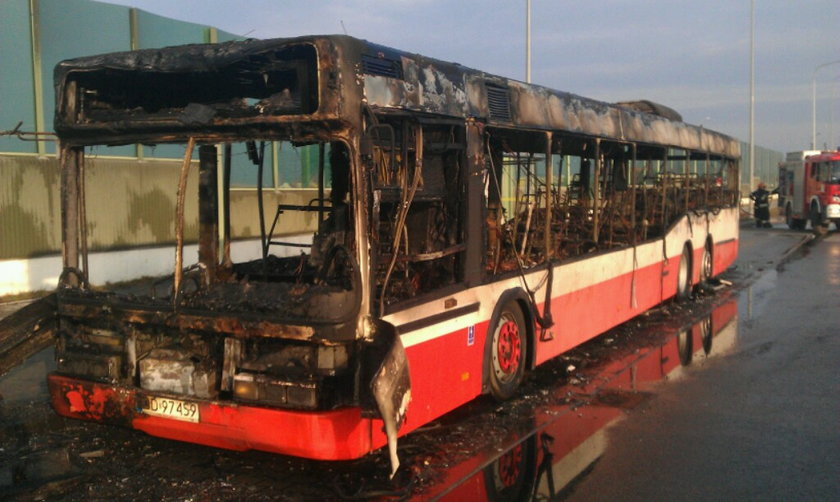 Wrak po pożarze autobusu