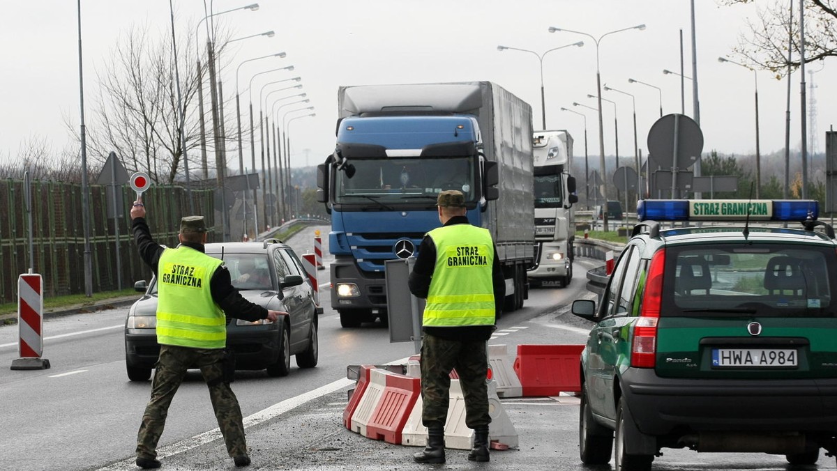 Wróciły tymczasowe kontrole graniczne. Do 23 listopada na granicach wewnętrznych Unii Europejskiej w Polsce trwają wzmożone patrole. Dotyczy to również przejść morskich i lotniczych. Ma to związek z konferencją klimatyczną ONZ, która w poniedziałek rozpoczyna się w Warszawie.