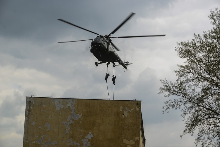 Ćwiczenia funkcjonariuszy Biura Operacji Antyterrorystycznych KGP, sprawdzające stan przygotowań antyterrorystów do szczytu NATO i Światowych Dni Młodzieży