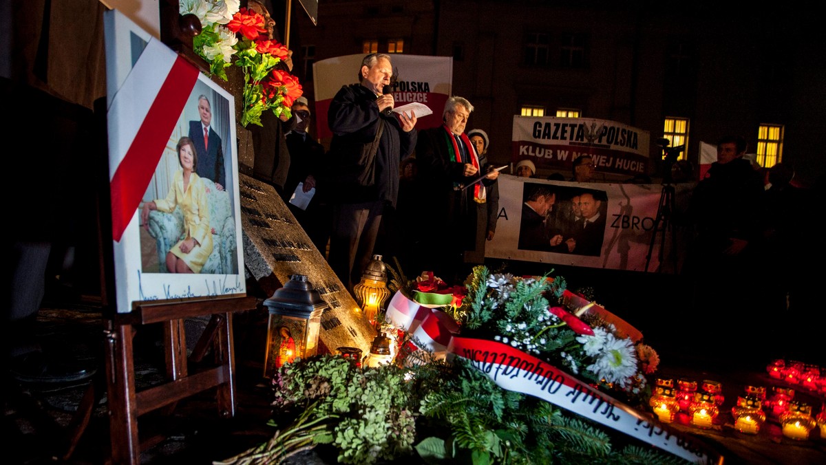 Lech Kaczyński, zabiegając skutecznie o budowę podmiotowej pozycji Polski, czynnie uczestnicząc w rozwiązywaniu konfliktów społecznych, dobrze przysłużył się krajowi - podkreślono w uchwale w 10. rocznicę zaprzysiężenia prezydenta L. Kaczyńskiego, którą dzisiaj przyjął Senat. Uchwałę krytykowała PO.