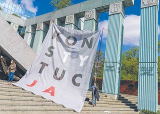 Kon-sty-tu-cja! Dobra ustawa zasadnicza potrzebna tak samo jak czołgi i rakiety