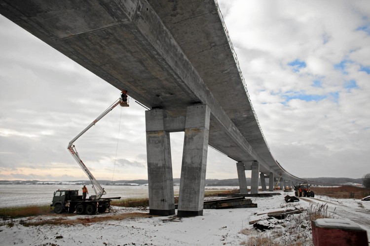 Dwa tygodnie temu odbywały się próbne obciążenia mostu w Kwidzynie. Polegały na zainstalowaniu w newralgicznych miejscach konstrukcji specjalnych czujników, które zbierały dane o jej zachowaniu się pod obciążeniem. Stanowiły je załadowane ciężarówki wjeżdżające na określone odcinki mostu. Maksymalnie było ich 28 i wraz z ładunkiem ważyły 860 ton. NA zdjęciu robotnicy podczas prac przy budowie mostu.