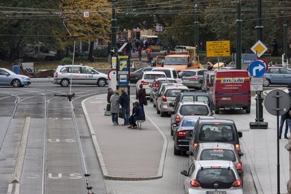 Zakaz wjazdu do centrów miast. Nawet małe gminy chcą wyrzucać samochody