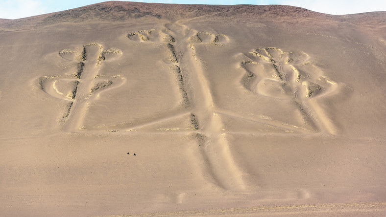Naziemne rysunki na peruwiańskiej pustyni nadal stanowią zagadkę. To, że w pełnej krasie można podziwiać je tylko z góry doprowadziło do wniosku, że lud Nazca, który je stworzył, potrafił konstruować prymitywne statki powietrzne albo że - jak twierdził von Däniken - było to lądowisko dla przybyszów z kosmosu…