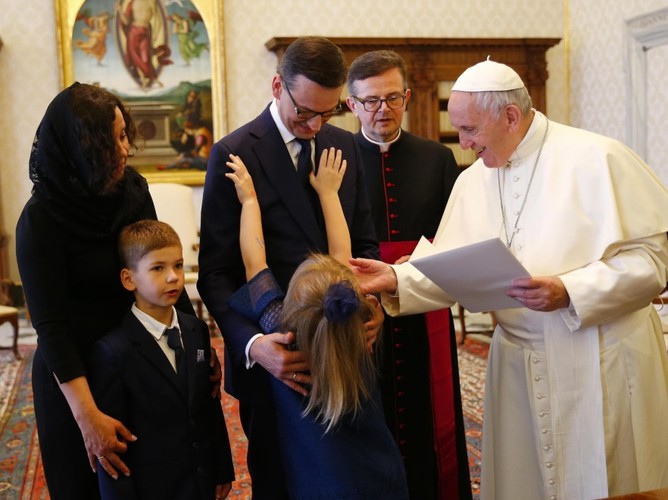 Mateusz i Iwona Morawieccy z dziećmi oraz papież Franciszek