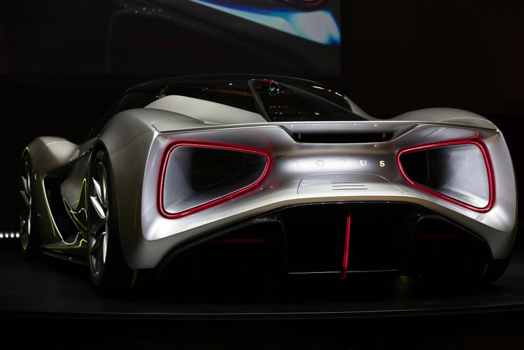 Tył auta tworzy duże skrzydło i podłużne laserowe tylne światła. Samochód wykorzystuje lasery zarówno do świateł głównych, jak i świateł mijania. Małe soczewki, które wyglądają jak skrzydła na cienkich pionowych reflektorach, tworzą światła do jazdy dziennej i kierunkowskazy.