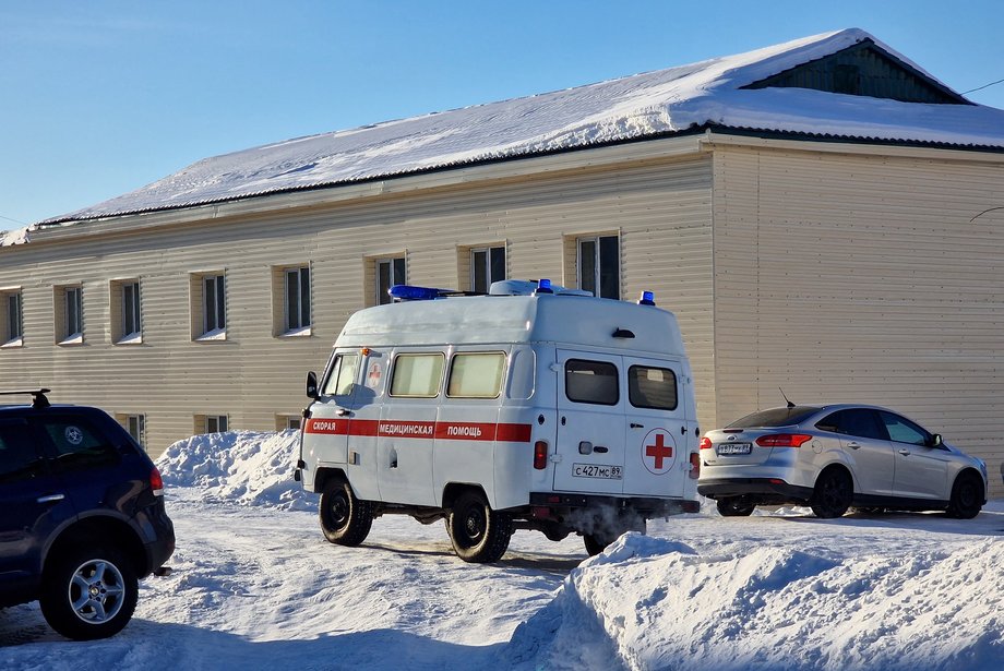 Ambulans pod wejściem do kolonii karnej IK-3