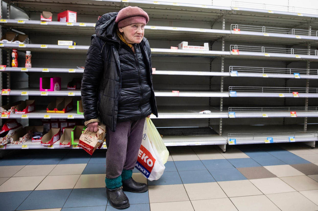 Пустые полки в магазинах
