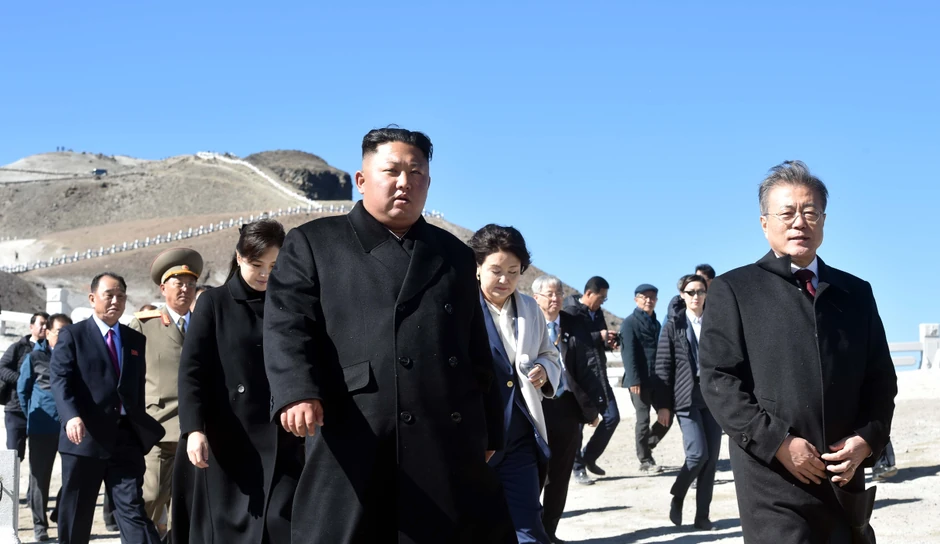 Dva lidera posetila su planinu Baekdusan