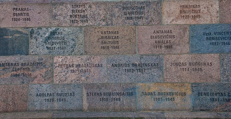 Tablica w Wilnie upamiętniająca litewskich partyzantów
