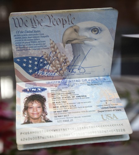 Paszport Whitney Houston na aukcji w Beverly Hills