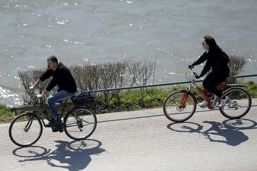 wiosna słońce ludzie na rowerach rower