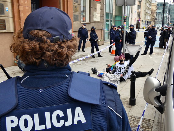 Protesty w kilku miejscach w Warszawie. Aktywiści przykuli się do ogrodzeń, rozwiesili wielki baner