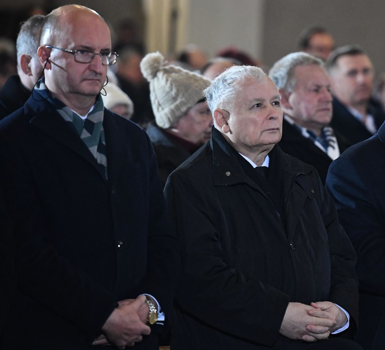 El presidente de Derecho y Justicia, Jarosław Kaczyński, el secretario de Estado del Ministerio de Asuntos Exteriores, Piotr Wawrzyk - Jadwiga Kaczyńska durante la misa en honor del séptimo aniversario de la madre del líder del partido gobernante.  Foto tomada en 2020