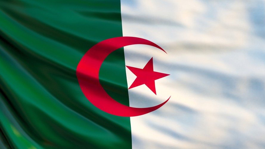 Rząd Algierii wzmacnia represje wobec niezależnych związków zawodowych oskarżając ich działaczy o nielegalne postępowanie. Jest nim... zarejestrowanie związku zawodowego. Tylko 17 z 65 zarejestrowanych organizacji związkowych w kraju spełniło wyśrubowane kryteria określone przez rząd. 

Podczas demonstracji 27 grudnia 2018 roku, gdy protestujący żądali, aby rząd odstąpił od penalizowania związków zawodowych, aresztowano 15 działaczy.