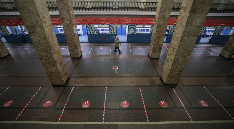 Metro w Moskwie. Do pociągów można wsiadać zachowując odpowiednie odgległości