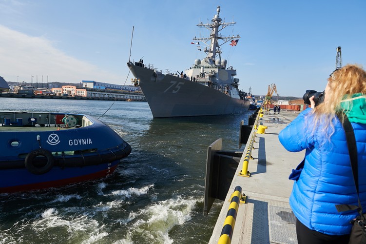 Jego portem macierzystym jest baza Norfolk w Wirginii (USA), a na co dzień okręt stacjonuje w bazie Rota na południu Hiszpanii. Jest jednym z czterech okrętów wysuniętych sił morskich (Forward Deployed Naval Force - FDNF), których zadaniem jest zwiększenie bezpieczeństwa Europy.<br>rop/ mhr/
<br><br> fot. (aw/kru) PAP/Adam Warżawa