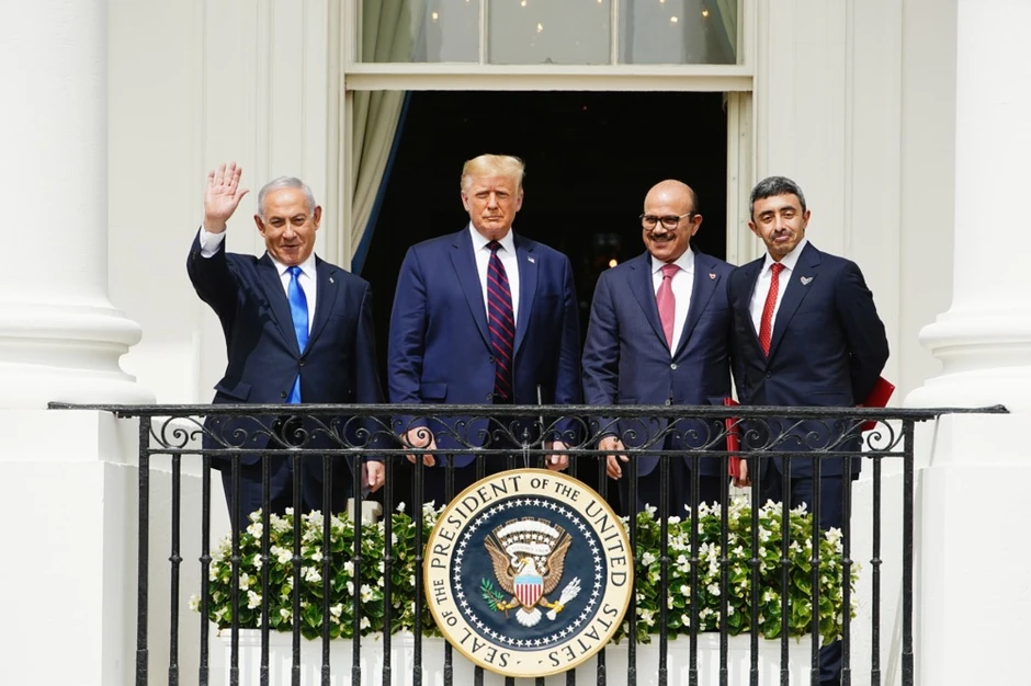 Izraelski premijer Benjamin Netanjahu, američki predsednik Donald Tramp i ministri spoljnih poslova Bahreina Halid bin Ahmed al Halifa i UAE-a Abdulah bin Zajed bin Sultan al Najan u Vašingtonu 15. septembra 2020. tokom potpisivanja Abrahamovog sporazuma kojim su normalizovani odnosi između Emirata, Bahreina i Izraela