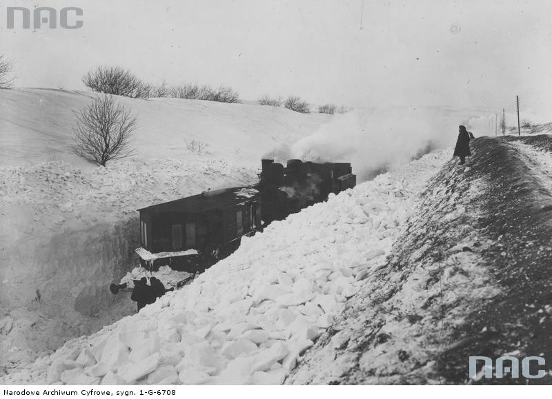 Pług odśnieżny na torach, 1929 rok.