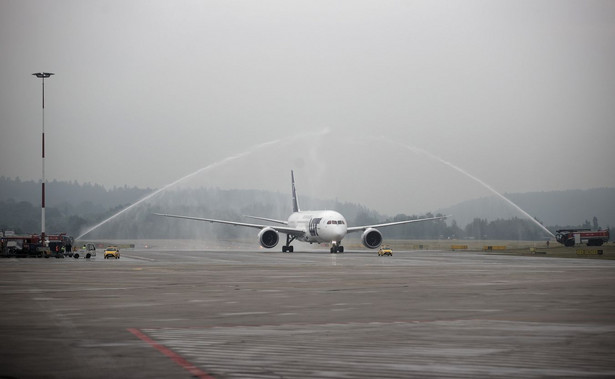 Samolot LOT Boeing 787 Dreamliner po przylocie z lotniska Nowy Jork-Newark w Międzynarodowym Porcie Lotniczym im. Jana Pawła II Kraków-Balice