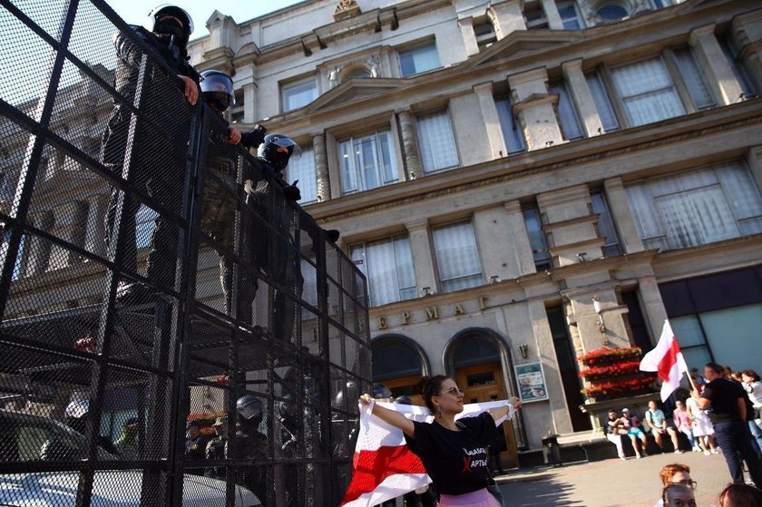 Białoruś: milicja brutalnie pacyfikuje protesty w Mińsku