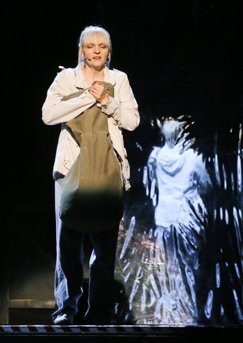 Natalia Kujawa na scenie podczas jubileuszowego spektaklu 'Metra'